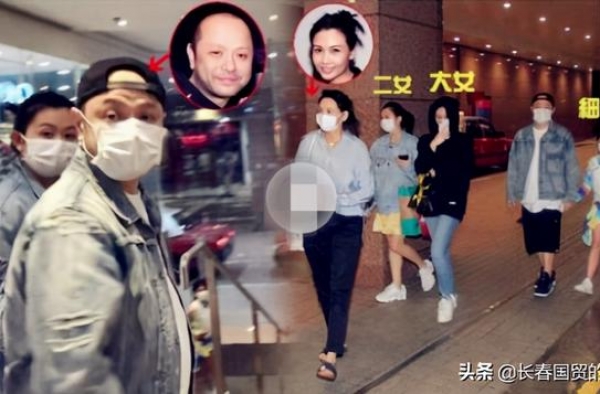 52岁邱淑贞素颜近照曝光，陪家人外出就餐容颜未改风韵犹存