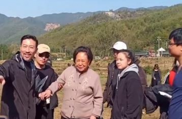 70岁斯琴高娃近况令人揪心，摇摇晃晃站不稳，需靠助理搀扶行走