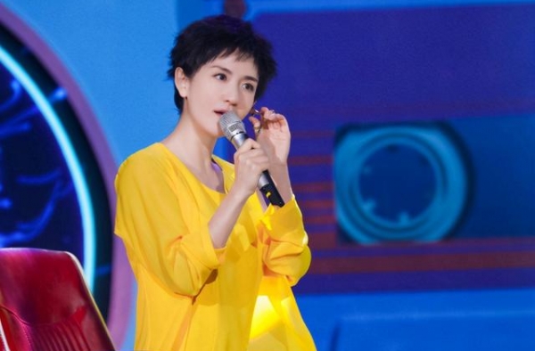 因模仿走红的他，受央视看中登上舞台，后来却因抢刘德华麦被嘲
