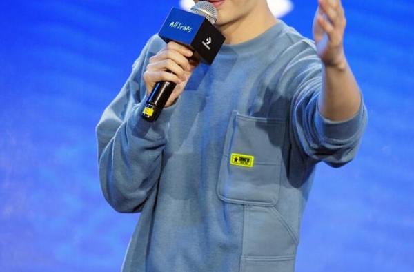 张艺兴穿蓝色卫衣穿搭清新现身活动，干练短发清爽男人味
