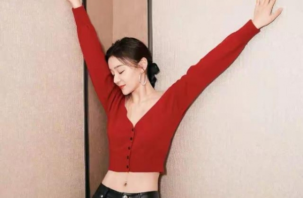 袁姗姗厉害了，露脐上衣搭皮裤藏不住小蛮腰，不愧是马甲线女神