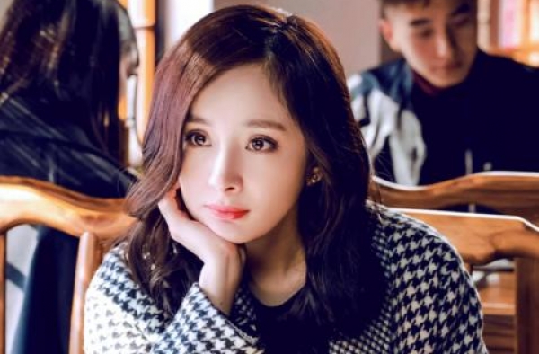 她花6年时间整成杨幂，后和富二代结婚生子，今儿子颜值成亮点