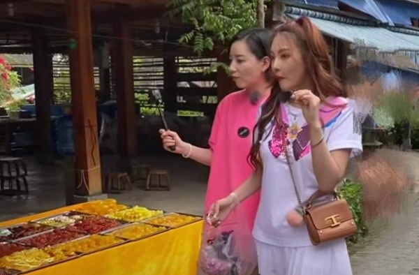 张雨绮录综艺被偶遇！打扮显嫩美腿抢镜，鞋底太厚被质疑有5斤重