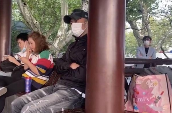 谢霆锋在西湖听路人唱歌，神情落寞，与王菲感情又惹质疑