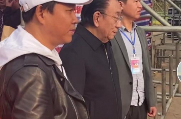 73岁侯耀华依旧魅力大，被邀小县城商演赚钱，后台身边美女多