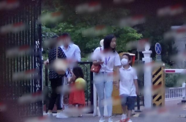 杜江独自送两个孩子出门，依依不舍神秘小女孩，真不是对方父亲吗