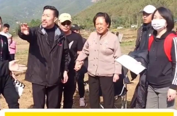 斯琴高娃近况惹人担忧，老态龙钟站立时需人搀扶，面色苍白无血色