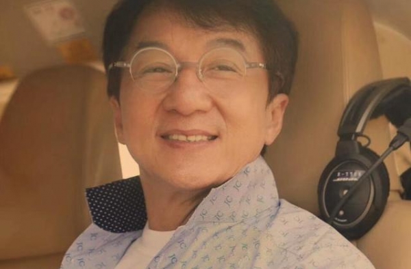 成龙作为不检点？与女星合影勾肩搂腰，被扒也曾搂过范冰冰