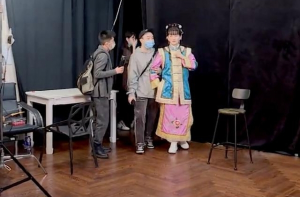 怀二胎？谢娜快本后台被搀扶出场，手捂胸口面露不适