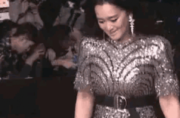 巩俐无惧丰满，穿一身“膨胀”裙闪闪发光，有水桶腰也迷人