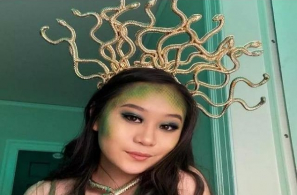 同爹不同命，李连杰利智之女长成名媛，前妻之女被遗忘到角落？