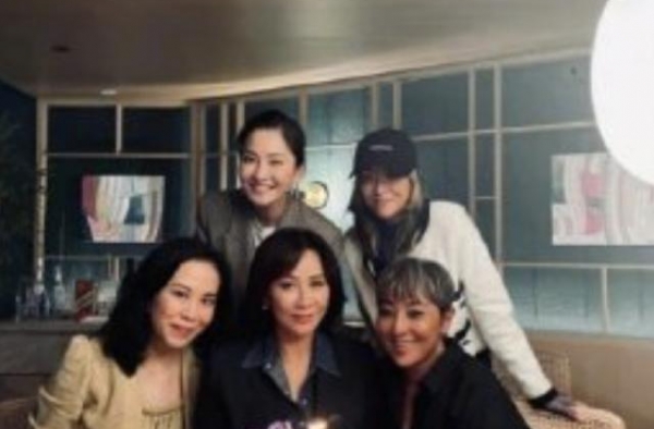 陈奕迅女儿近照曝光，网友：还是妈妈基因强大