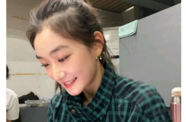 孙俪妹妹上大学后越来越美，低头浅笑颜值养眼，气质不输姐姐