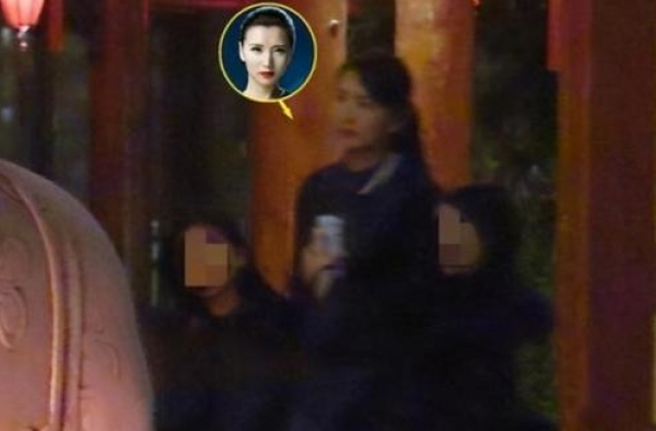 阔太陈好带俩女儿聚餐，身材臃肿打扮朴素，端酒杯一饮而尽很豪爽