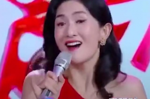 谢娜更改认证，被疑退出快本主持，让李晟接替？网友：没她我不看