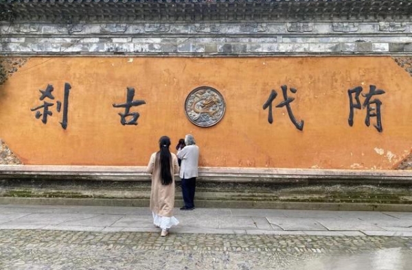 杜星霖携家人游寺庙，小儿子正面照曝光，长成翻版张纪中基因强大