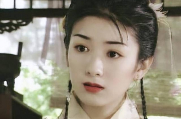 43岁黄奕演62部剧，0表演经验的郭敬明批评她，合适吗？