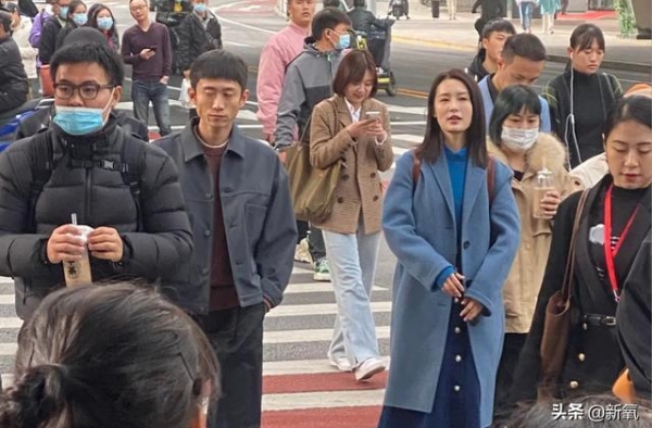 周冬雨的半永久柔光肌也扑了，扛过那么多高清镜头栽在自己手上？
