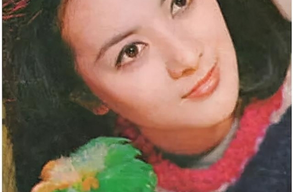 “完美女神”汪玲：19岁因长得美被名导看中，却因演技差受诟病