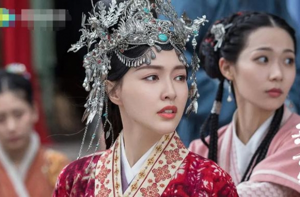 同龄女星都在转型，唐嫣杨幂还在凹少女？殷桃陶虹直言不是好事