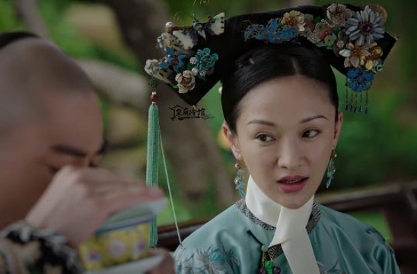 如懿传｜如懿娴贵妃的旗头发饰：点翠蝴蝶簪、流苏花簪、玫瑰珠花