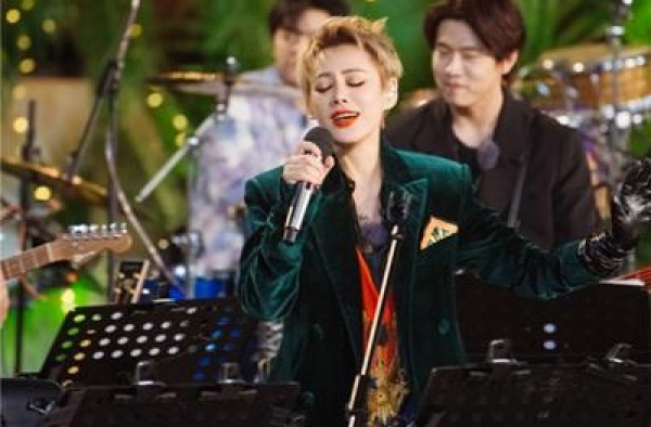 姐姐团综路演造型曝光 万茜蝴蝶耳环抢眼