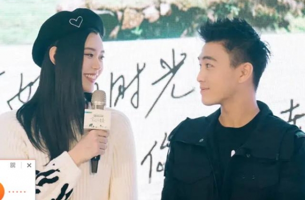 奚梦瑶何猷君赖床片段被曝光，看清床头一物，摄影师都来不及救场