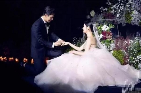 秋瓷炫向于晓光下跪求婚，原来神仙爱情的背后竟是“满目疮痍”