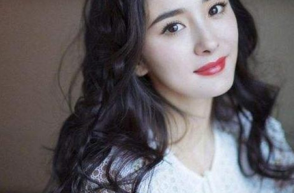 离婚后的杨幂坐拥45亿身家，有主持人问她对此有什么想法