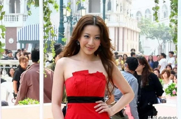 她面相超好，被夫家花费8亿娶回家，生下双胞胎儿子被宠成女王