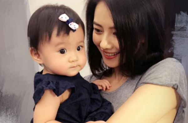 高圆圆女儿满周岁，抓周道具成亮点，公公无奈：选中最不想让抓的