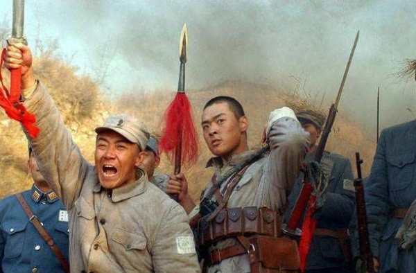 《亮剑3》惊艳出场：冲锋枪弹匣插枪管上，超越燕双鹰的抗日神剧