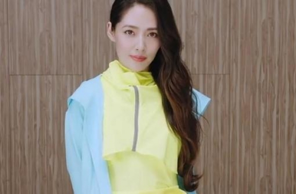 升级当妈妈的郭碧婷，生活中也是很懂享受，整个天台拿来做游泳池