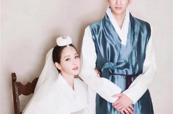 高龄女明星“姐弟恋”，年龄相差18岁，为了生孩子闹离婚