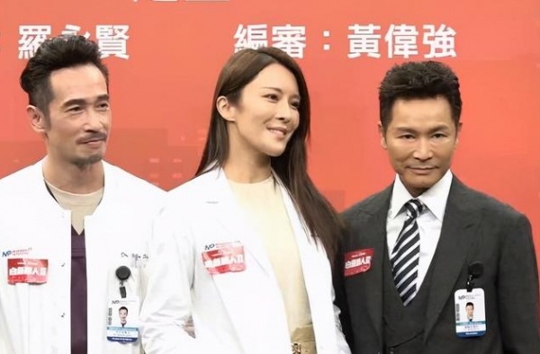 和小15岁妻子同台秀恩爱，几经波折幸福更甚，54岁郭晋安变样