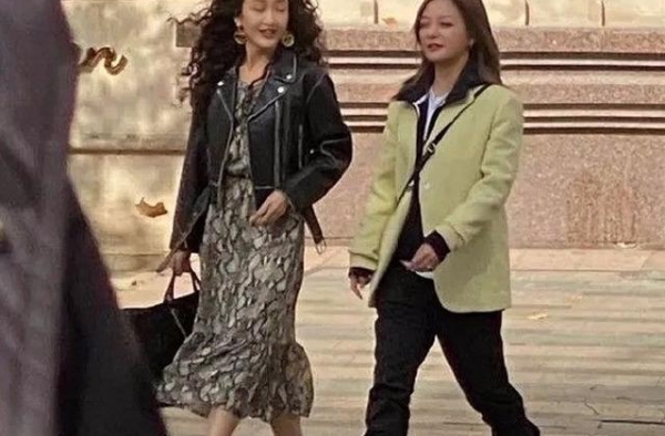 赵薇王鸥在小区拍戏，离开了滤镜都认不出来了，就是很普通的人