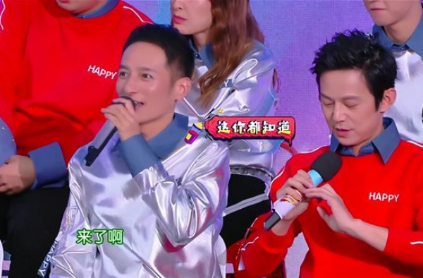 何炅主持开小差，懒理镜头玩手指，李维嘉积极救场却不拆穿
