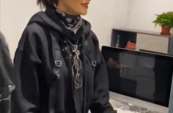 张敏现身带货网红直播，海报站边角被指混得差，模样大变认不出？