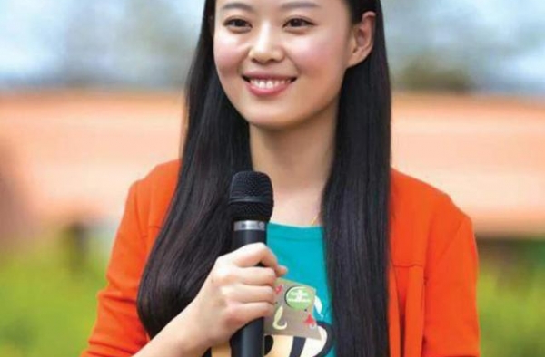 央视美女主持，为生子放弃化疗，孩子百日宴去世，丈夫火速另娶