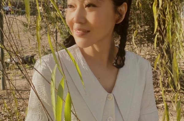49岁闫妮近照曝光，头扎麻花辫瘦出瓜子脸，蜂腰盈盈一握似少女