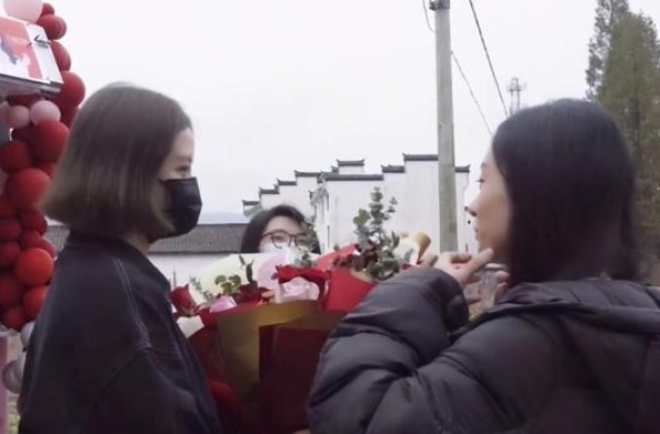 赵丽颖探班花絮：温柔低语笑，生图美得太梦幻，冯绍峰瘦身显年轻