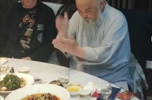 身患疾病还大鱼大肉？65岁李琦酒桌秀绝技，网友：估计喝多了