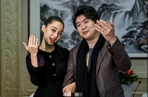 郎朗吉娜表演，吉娜怀孕6月还很苗条，郎朗发福严重下巴更显短了