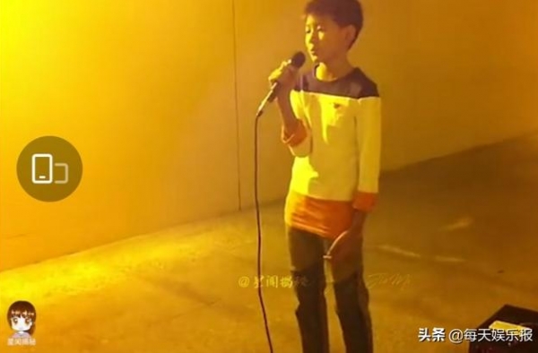 感人！王源重回当年地下通道唱歌，一样的场景一样的歌曲