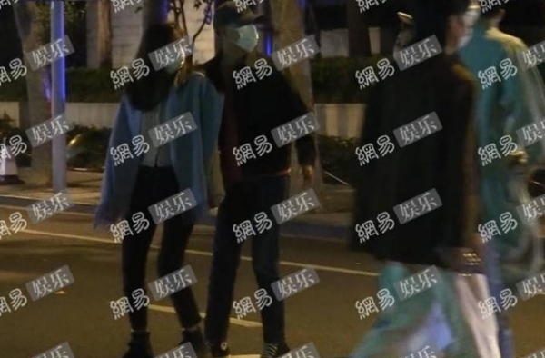 黄轩带圈外女友与欧豪倪妮聚餐，牵手走路好甜蜜，网友：欧豪好憨