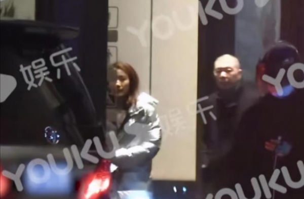 冯小刚深夜与美女演员聚餐，点头示意显高冷，女方鞠躬目送超尊敬