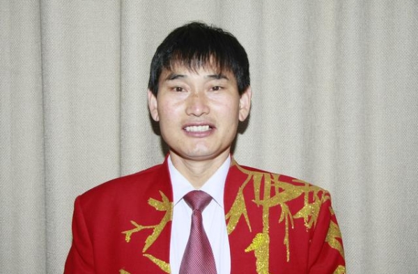 大衣哥妻子越来越时尚，穿皮衣戴名牌帽子有点“酷”