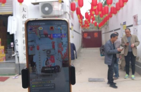 频频被曝无处藏身！成名十年，“大衣哥”的悲与喜