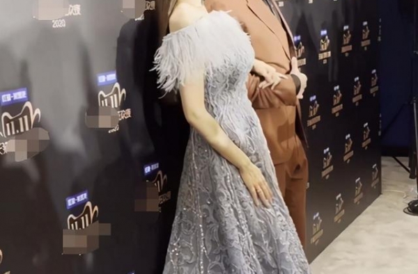 吉娜怀孕6个月穿紧身裙秀水蛇腰，网友：我吃饱的肚子都比她大