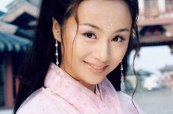 曹颖要复出了？参加《天天向上》，被赞“一点没变”，衣品太加分